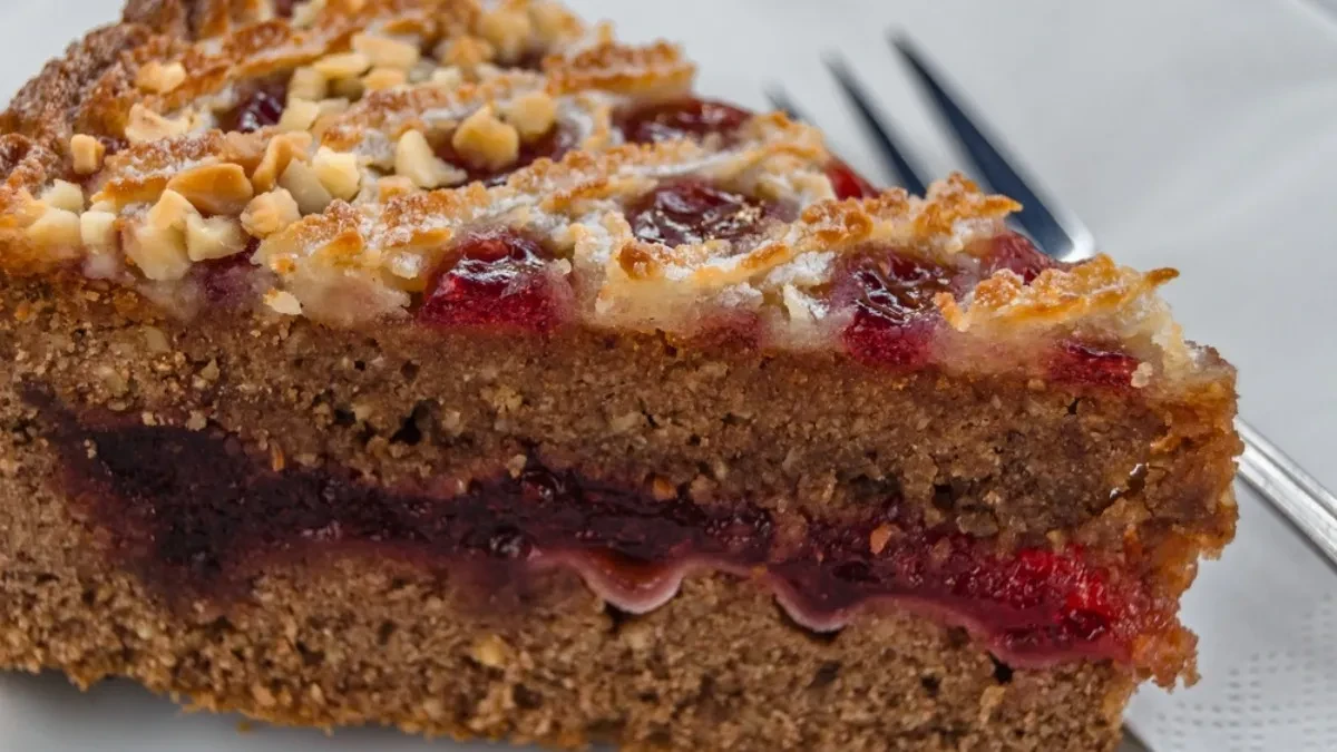 Bečka lincer torta savršenstvo u svakom zalogaju: Puna višanja i lešnika