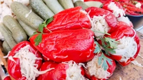 Paprike punjene kupusom za savršenu zimnicu: Prepuna kiselkaste marinade