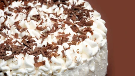 Rođendanska torta sa čajnim kolutićima nikad kremastija: A bananice joj daju draž