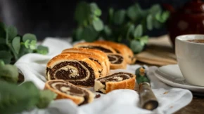 BAKINA ŠTRUDLA SA ROGAČEM MIRIŠE NA DETINJSTVO Pola pleha nestane u trenu