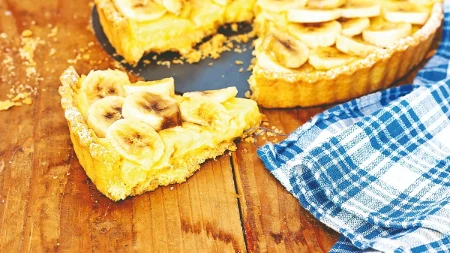 Tart sa mlevenim keksom i voćem kremast i lagan: Smaže se očas posla
