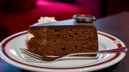 Saher torta od starta je osvojila celu Austriju: Kremasta čokolada i sočan džem