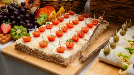 Slana torta sa tostom i šunkom ukras svečane trpeze: Lepo izgleda na stolu i može da se pravi unapred