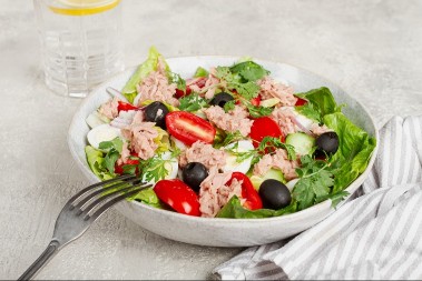 NEODOLJIVA SALATA OD TUNJEVINE Brzi obrok koji čuva vitku liniju