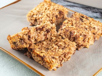 KOLAČ SA OVSENIM PAHULJICAMA I ZDRAV I UKUSAN Mami na parče više