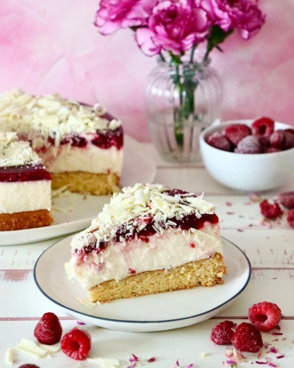 TORTA SA MALINAMA I SLATKOM PAVLAKOM Poslastica koja mami na parče više