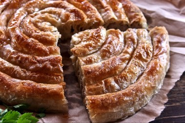 BUREK SA KREMOM MAMI NA PARČE VIŠE Vazdušaste kore i bogati fil