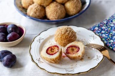 NEODOLJIVE KNEDLE SA ŠLJIVAMA Poslastica koja miriše na bakinu kuhinju