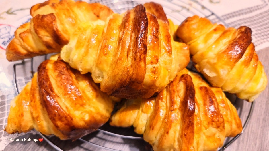 DOMAĆI FRANCUSKI KROASANI ISTI KAO IZ PARIZA Samo dodajte šoljicu kafe