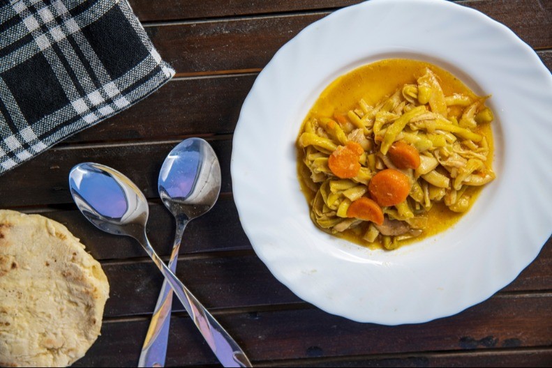 ŽUTA BORANIJA SA MESOM NIKAD NE DOSADI Čorbasto jelo koje mami na tanjir više