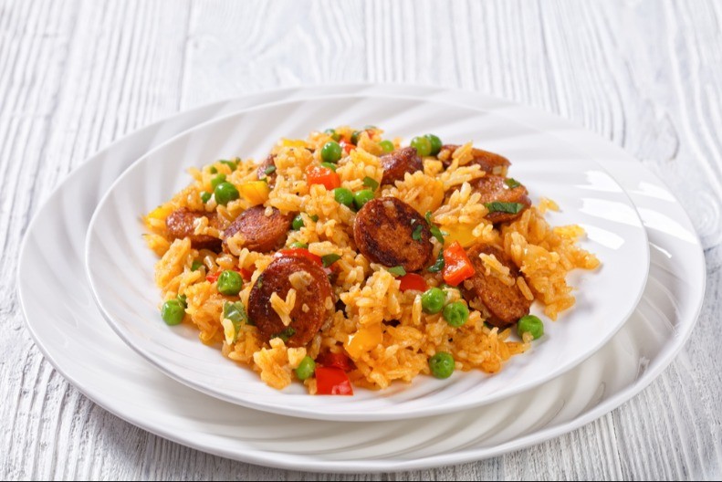 PILAV SA KOBASICAMA OKUPLJA PORODICU ZA STOLOM A gotov za manje od pola sata