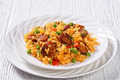 PILAV SA KOBASICAMA OKUPLJA PORODICU ZA STOLOM A gotov za manje od pola sata