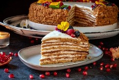 Ovu tortu u poslastičarnici plaćate papreno, a kod kuće košta duplo manje: Domaći medovik koji izgleda kao iz vitrine!