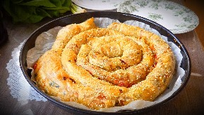 Miris detinjstva iz rerne: Posna pita sa paprikom i orasima nestaje za 10 minuta