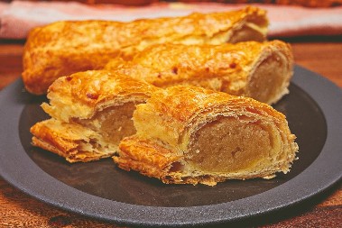 KRALJEVSKI KOLAČ NIKO NE ODBIJA Rum i pomorandža mu daju neodoljiv šmek