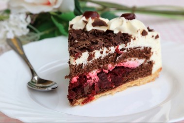 ŠVARCVALD TORTA KLASIK KOJI NE IZLAZI IZ MODE Mami na dodatno parče