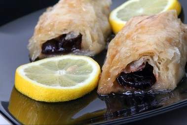 BAKLAVA SA SUVIM ŠLJIVAMA RAZVALJUJE UKUSOM Savršeno sočna, a nije preslatka