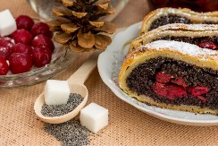 SOČNA ŠTRUDLA SA MAKOM I VIŠNJAMA Pomera granice dobrog ukusa