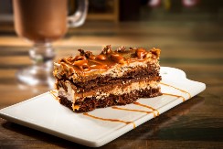 KOLAČ SA KREMOM MAMI NA PARČE VIŠE Zbog njega i gosti dolaze nepozvani