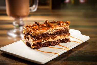 KOLAČ SA KREMOM MAMI NA PARČE VIŠE Zbog njega i gosti dolaze nepozvani