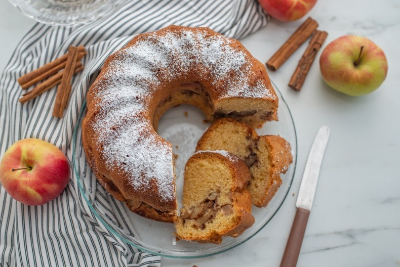 KUGLOF SA JABUKAMA I CIMETOM Sočnost i jednostavnost u jednom desertu