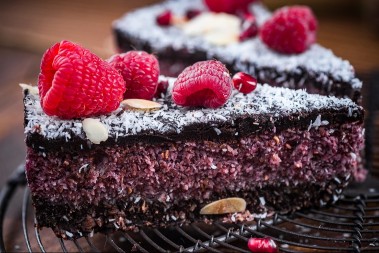 KAKAO KOLAČ SA MALINAMA NIKAD KREMASTIJI Tera vodu na usta