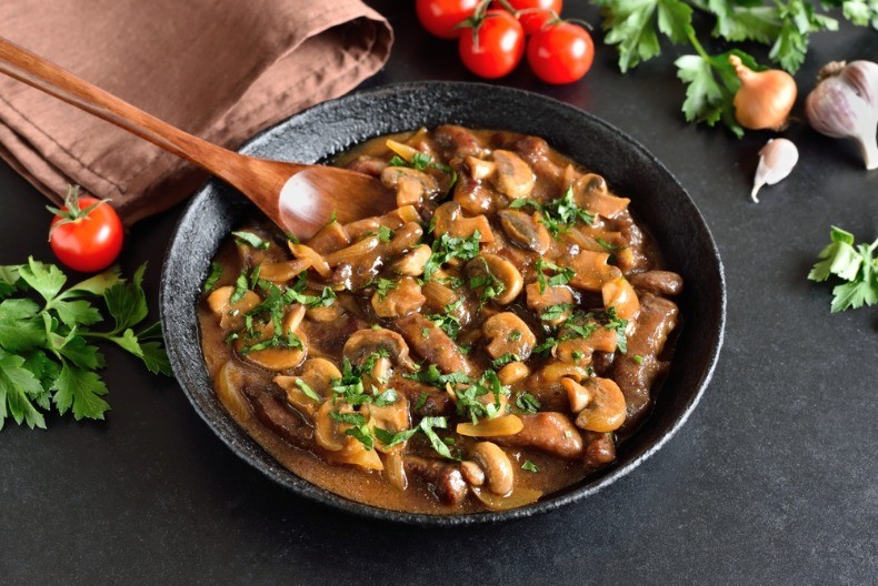 MIRISNI GULAŠ OD PEČURAKA Gotov očas posla, a poćiće vam voda na usta