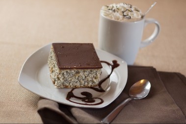 BRZI KOLAČ SA MAKOM ZA SVE PRILIKE Zbog njega i dijeta pada u vodu