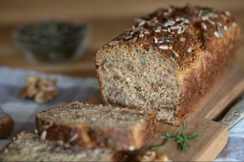 DOMAĆI INTEGRALNI HLEB MIRISAN I SOČAN A biće svež i prekosutra