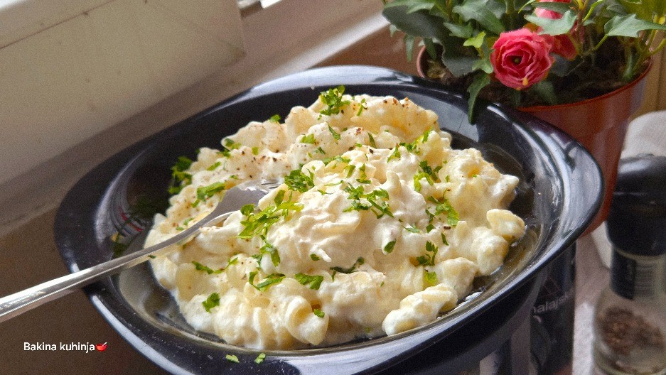 BELA PAVLAKA SA PILETINOM I KAČKAVALJEM Jelo koje osvaja u trenu