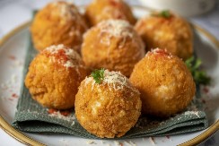 HRSKAVI ARANČINI PO KOJIMA JE POZNATA ITALIJA Zlatni i hrskavi i puni fila