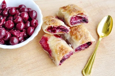 POSNA PITA SA VIŠNJAMA NA VODI Rapsodija ukusa u svakom parčetu