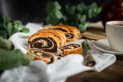 BAKINA ŠTRUDLA SA ROGAČEM MIRIŠE NA DETINJSTVO Pola pleha nestane u trenu