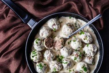 MIRISNE ĆUFTE U BEŠAMEL SOSU Klasik koji ne izlazi iz mode