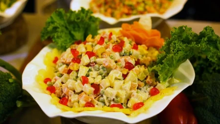 VERSAJSKA SALATA BOLJA OD RUSKE I MIMOZE Pomera granice dobrog ukusa 