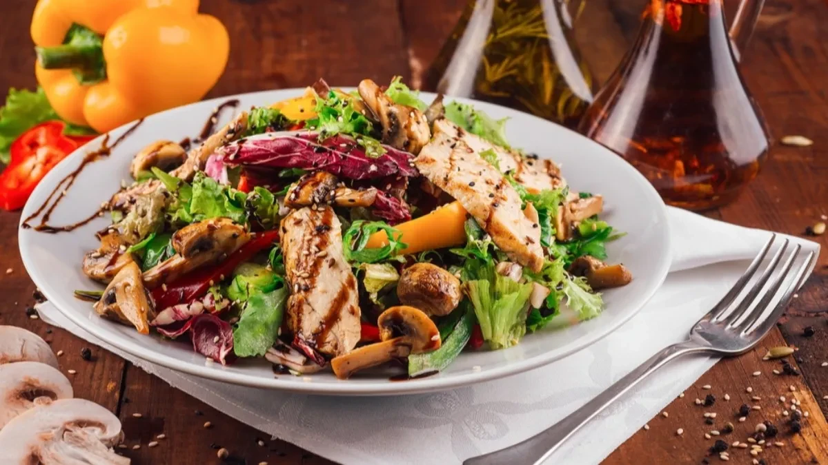 PILEĆA SALATA ČUVA VITKU LINIJU A daje energije za ceo dan