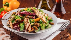 PILEĆA SALATA ČUVA VITKU LINIJU A daje energije za ceo dan