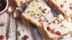 PITA SA BELOM ČOKOLADOM ZA VASKRŠNJI PONEDELJAK Jede se iz pleha