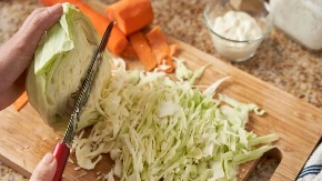 SAVRŠENO IZRENDAJTE KUPUS BEZ RENDI ILI NOŽA Uz ovaj trik biće kao kafanski