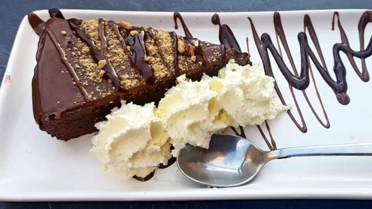 BRZI LEPLJIVI ČOKOLADNI KOLAČ Šveđani ga prave baš ovako i super uz kafu