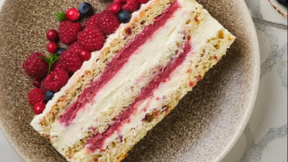 BRZI KOLAČ SA MALINAMA I KOKOSOM U isto vreme osvežavajuć i sladak