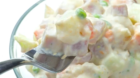 RUSKA SALATA SA JABUKAMA BOLJA OD KLASIČNE Gosti će je naprosto obožavati