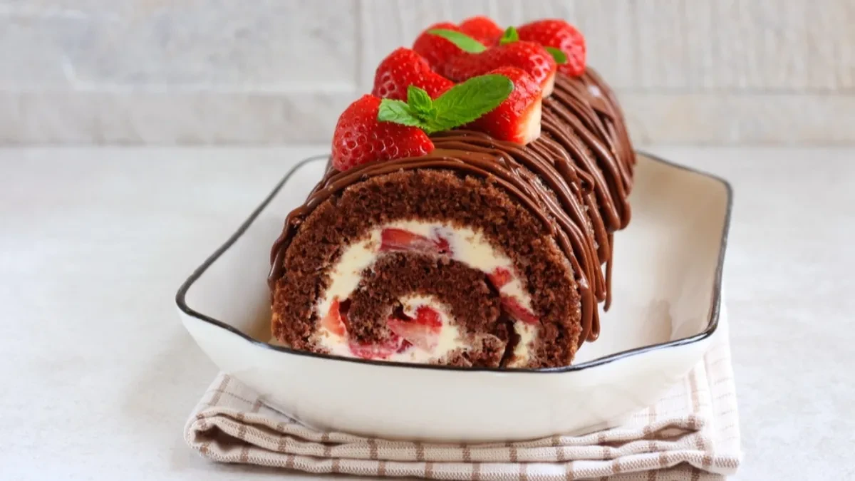 Čokoladni rolat sa jagodama: Brzo se pravi, uspeva svima i nestaje za 10 minuta!