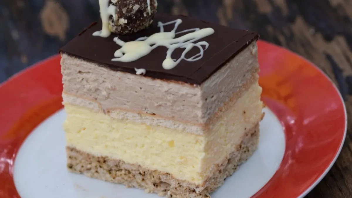 KOLAČ TROSTRUKI UŽITAK Kremasta fantazija kojoj niko ne može da odoli!