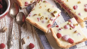 PITA SA BELOM ČOKOLADOM OSVAJA NA PRVI ZALOGAJ Prosto se topi u ustima