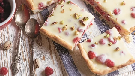 PITA SA BELOM ČOKOLADOM OSVAJA NA PRVI ZALOGAJ Prosto se topi u ustima