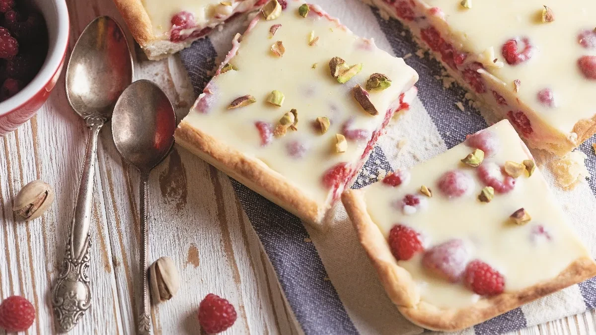PITA SA BELOM ČOKOLADOM OSVAJA NA PRVI ZALOGAJ Prosto se topi u ustima