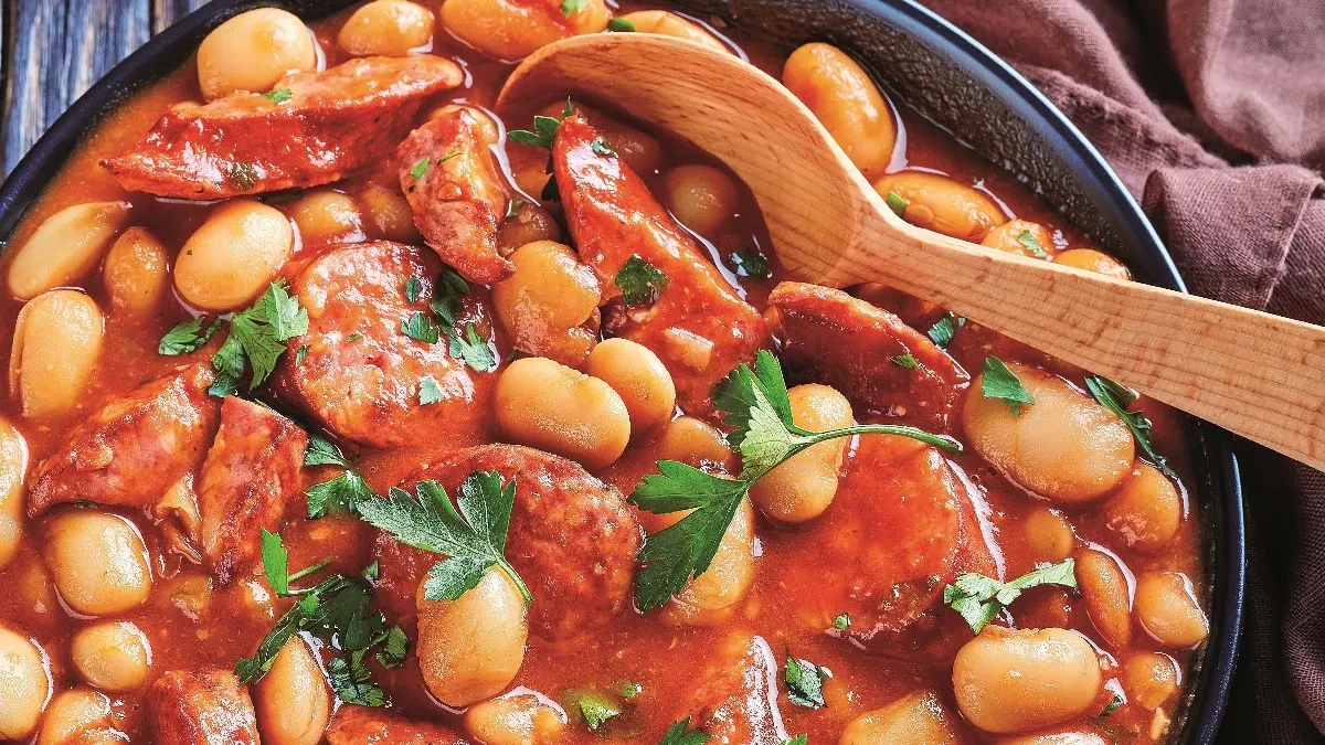 KAFANSKI PREBRANAC SA SLANINOM I KOBASICAMA Polovina se pojede u plehu