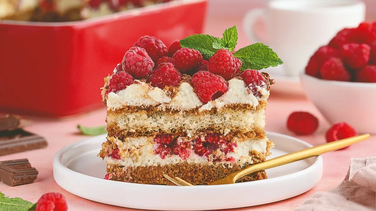 TIRAMISU SA MALINAMA ZA ZALUBLJENE Kremast, aromatičan i osvežavajuć