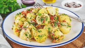 KROMPIR SA SLANINICOM BOLJI OD POMFRITA Polovina se pojede u plehu